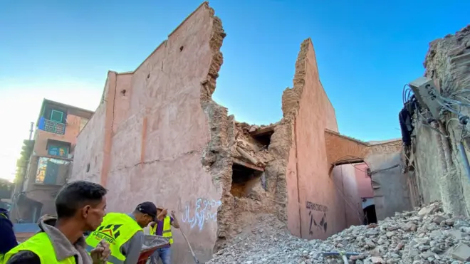 Pessoas trabalham nos escombros da cidade históricalampionsbet aviatorMarrakech, após o terremoto