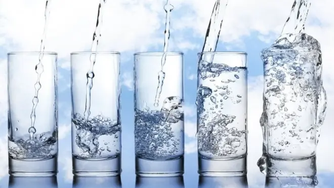 أكواب من المياه النقية