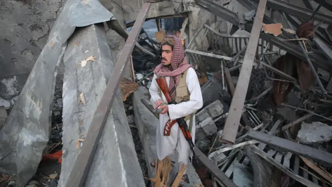 কাবুলে একটি কথিত পাকিস্তানি হামলার পরে এক তালেবান নিরাপত্তা কর্মী 