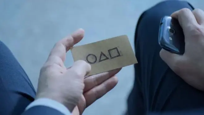 En la ficción, las personas que deseen participar en el juego deben llamar a un número.