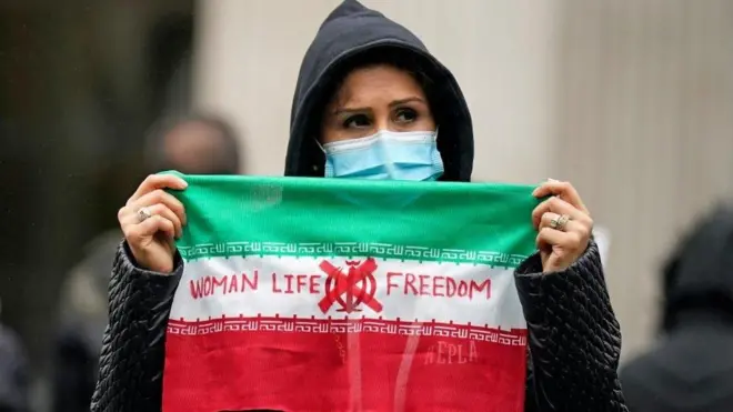 کشته شدن خانم امینی در ۲۵ شهریور سال ۱۴۰۱ در پی بازداشت گشت ارشاد، به اعتراضات سراسری بیسابقهای در ایران منجر شد