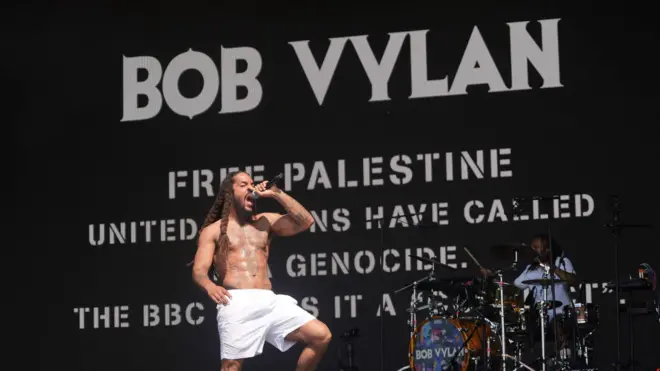 Во время выступления в Гластонбери Боб Вилан начал скандировать «Смерть, смерть ЦАХАЛ!»