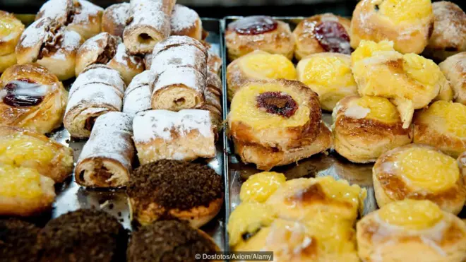 Bolas de fraile, bombas, cañoncitos… los curiosos nombres de las “facturas” argentinas tienen una explicación. (Foto: Dosfotos/Axiom/Alamy)