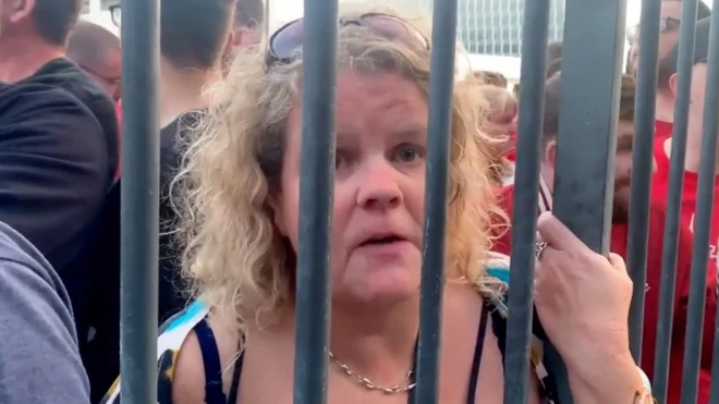 بعض مشجعي ليفربول تعرضوا للغاز المسيل للدموع.