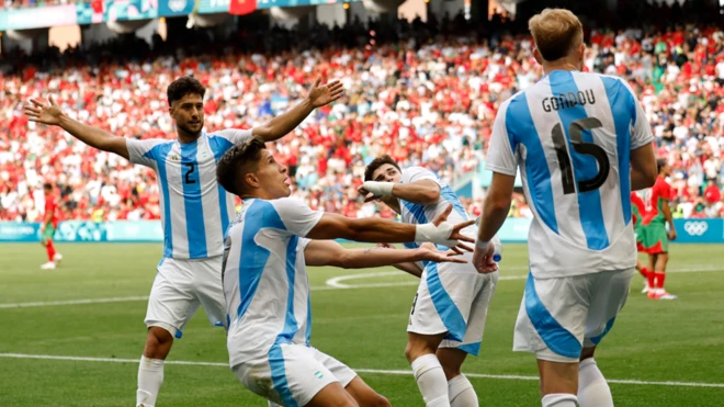 Jugadores de Argentina son atacados por hinchas