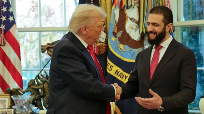 Аш-Шараа и Трамп жмут друг другу руку в Белом доме