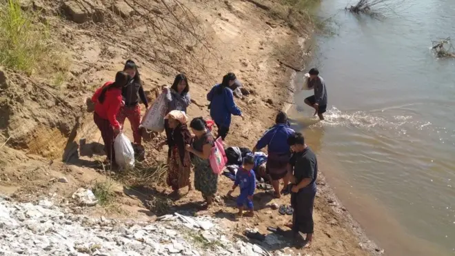 ชาวเมียนมาเชื้อสายกะเหรี่ยง ซึ่งมีทั้งเด็ก ผู้หญิงและคนแก่ พากันอพยพข้ามแม่น้ำเมยจาก จ.เมียวดี ของเมียนมา เข้ามาฝั่งไทยเพื่อหนีภัยการสู้รบระหว่างทหารเมียนมาและกองกำลังเคเอ็นยู