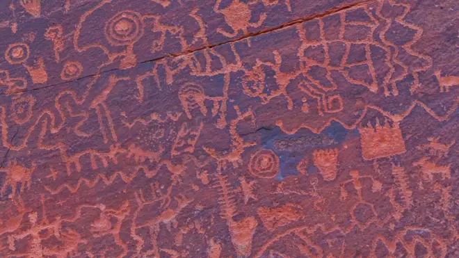 Понад 1 000 петрогліфів, знайдених на історичному майданчику V Bar V, вважаються стародавнім календарем