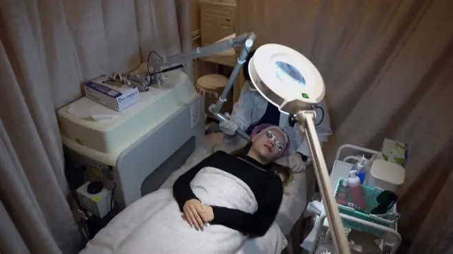 正在接受醫美治療的一位中國女士