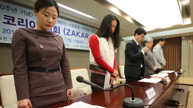 정베드로 북한정의연대 대표(가운데)가 25일 열린 북한의 박해받는 사람들을 기억하는 주간 '자카르 코리아 대회' 기자회견에서 참석자들과 묵념을 하고 있다