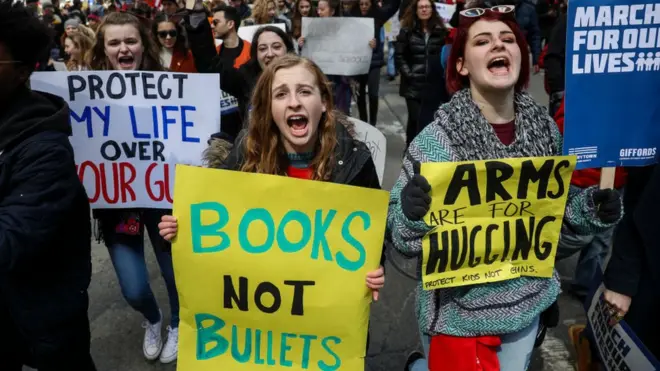 "Libros, no armas", decía el cartel de una manifestante en Nueva York.