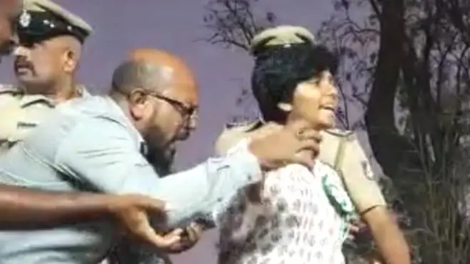 अमूल्या के नारे लगाने पर उनसे माइक छीनते आयोजक