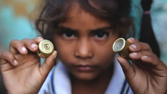 पाकिस्तानी सैनिकों की गोलीबारी के बाद नियंत्रण रेखा के पास एक बच्ची (फ़ाइल तस्वीर)