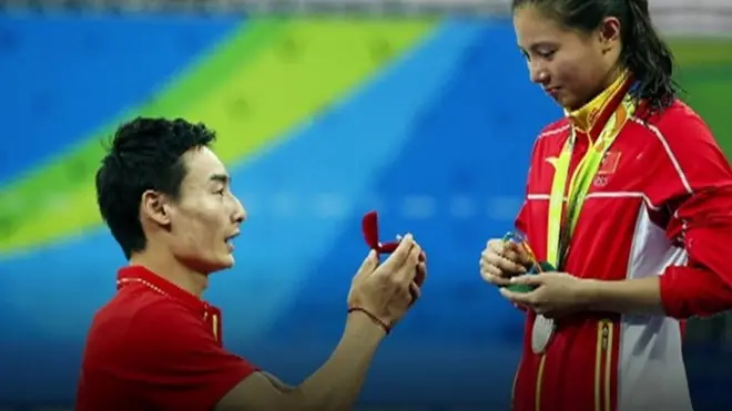 リオデジャネイロ五輪で今週、中国の飛び込み選手が同僚のメダル表彰式直後に結婚プロポーズをするというハプニング。両選手に今の心境を聞いた。