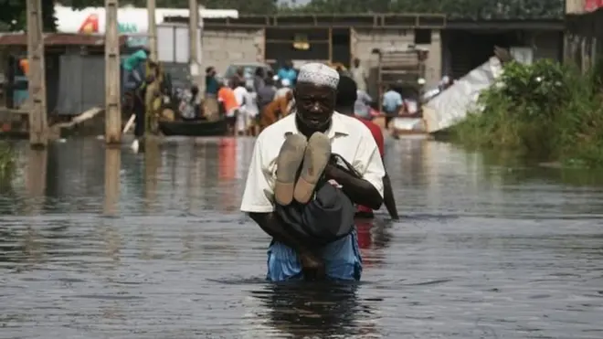 Man gada imsef dey waka inside flood