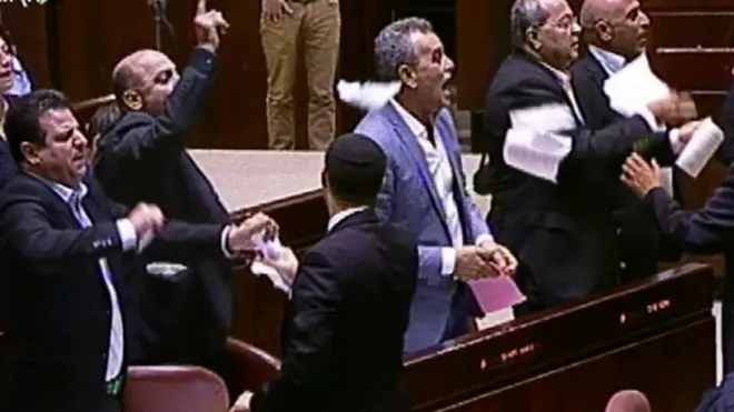 أعضاء الكنيست العرب يمزقون قانون القومية