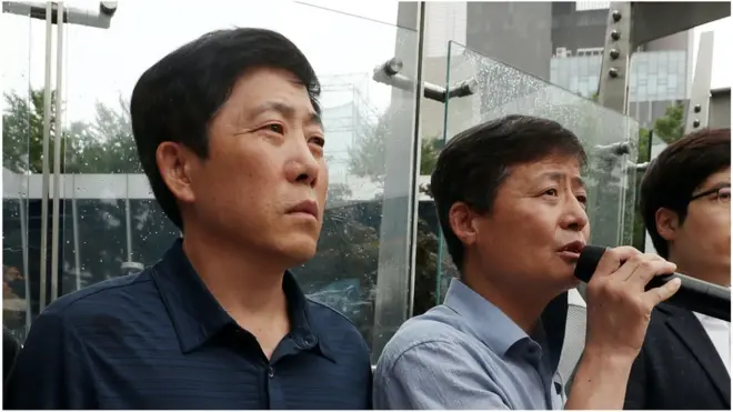 박정오 큰샘 대표(오른쪽)가 7월 27일 오후 서울 서초구 서울행정법원 앞에서 열린 '자유북한운동연합'과 '큰샘' 법인에 대한 통일부의 설립 허가 취소 결정을 규탄하는 기자회견에서 발언을 하고 있다