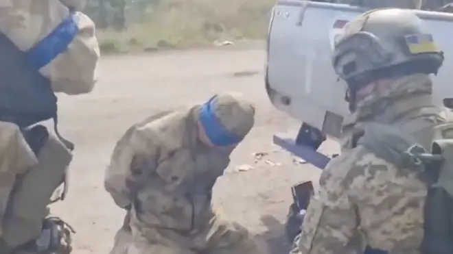 Украинада асирга олингани эълон қилинган ушбу видеолавҳада бу йигит ўзбекистонлик эканини айтган.