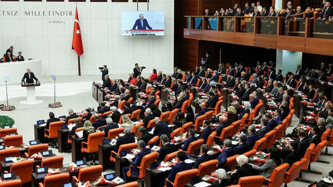 TBMM'nin balkonlarından çekilen bu fotoğrafta çok sayıda milletvekili görülüyor