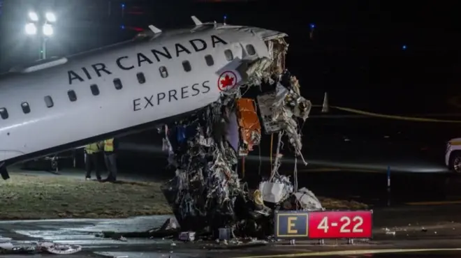Avião da Air Canada tem a frente destruída após colisão com veículo do Corpo de Bombeiros em aeroporto de Nova York