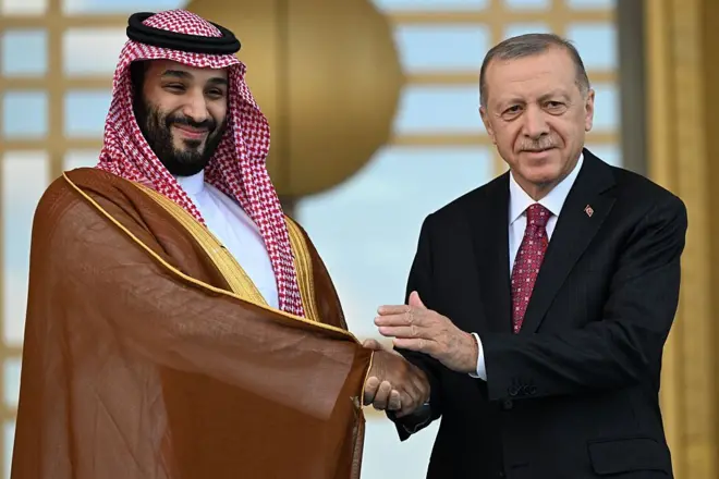 الرئيس التركي رجب طيب أردوغان وولي العهد السعودي الأمير محمد بن سلمان خلال مراسم استقبال رسمية في المجمع الرئاسي بالعاصمة التركية أنقرة، في 22 يونيو/حزيران 2022.