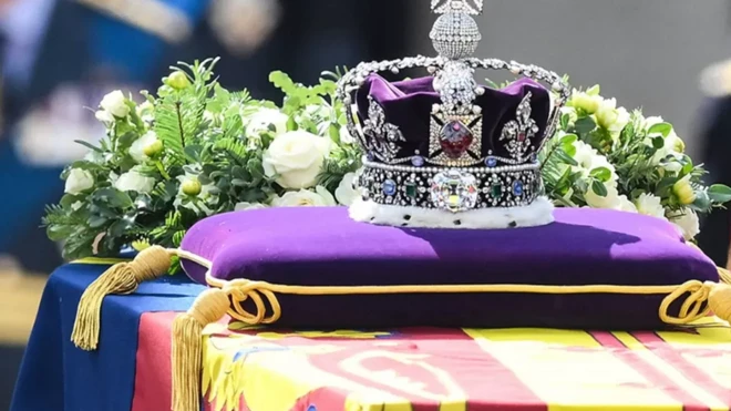 تاج سلطنتی بر فراز تابوت ملکه