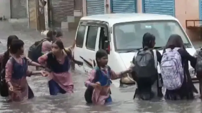 स्कूली बच्चे पानी में, दिल्ली