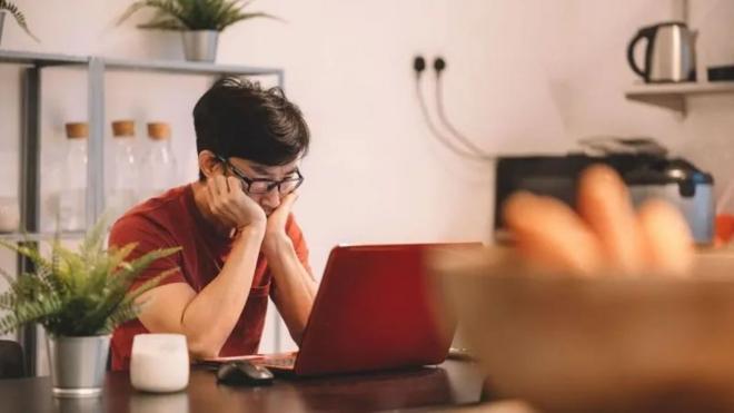 Homem sentadoapostas desportivas bonusfrente ao computador