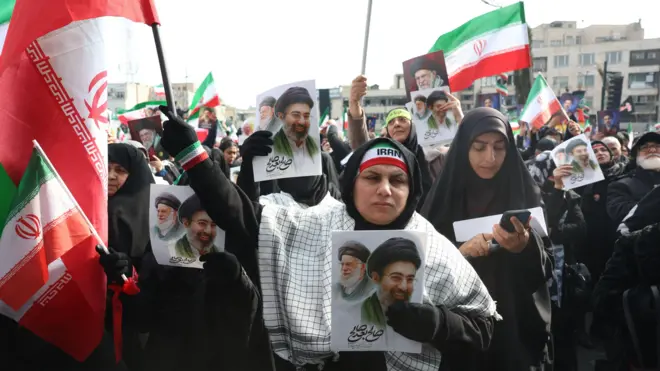 İranlılar, 9 Mart 2026'da Tahran'da, yeni seçilen Dini Lider Ayetullah Mücteba Hameney'e destek vermek için İnkilab Meydanı'nda toplandı.