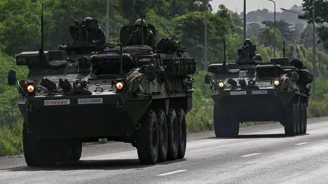 Kendaraan lapis baja militer Thailand dikerahkan ke perbatasan Kamboja, pada Kamis (24/07).