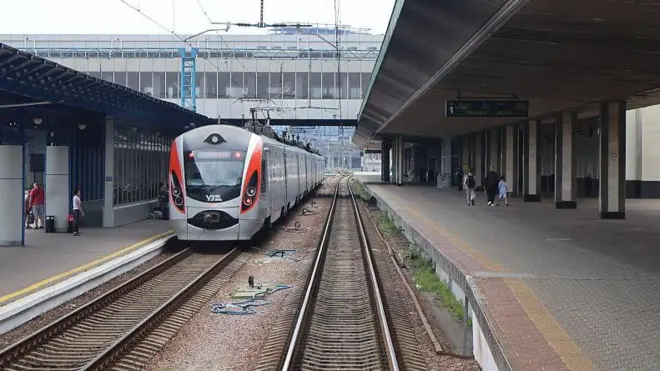 Потяг на вокзалі Києва - фото ілюстративне 