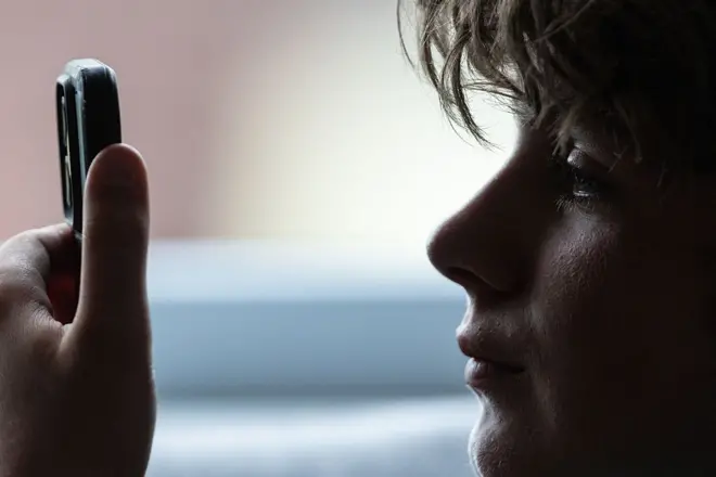 스크린을 보고 있는 아이