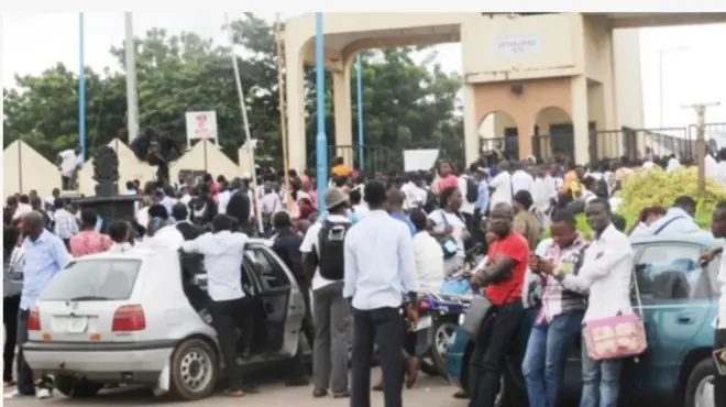 Aworan awọn akẹkọọ niwaju ile ẹkọ naa