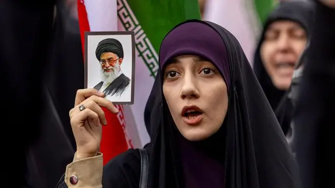 अमेरिका और इसराइल के हमले में सर्वोच्च नेता आयतुल्लाह अली ख़ामेनेई की मौत के विरोध में ईरान में कई जगह प्रदर्शन हुए