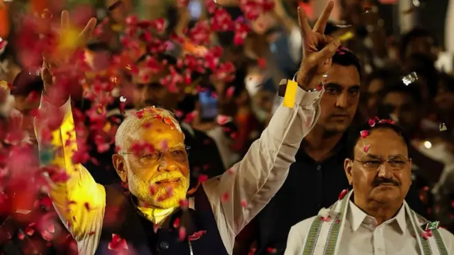 6月4日，當印度總理莫迪抵達位於新德里的印度人民黨總部時，支持者向他投擲花瓣。