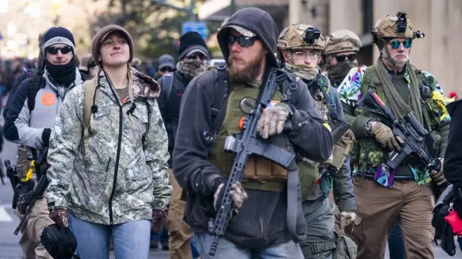 Ropa camuflada y accesorios de caza fueron vistos en la manifestación.