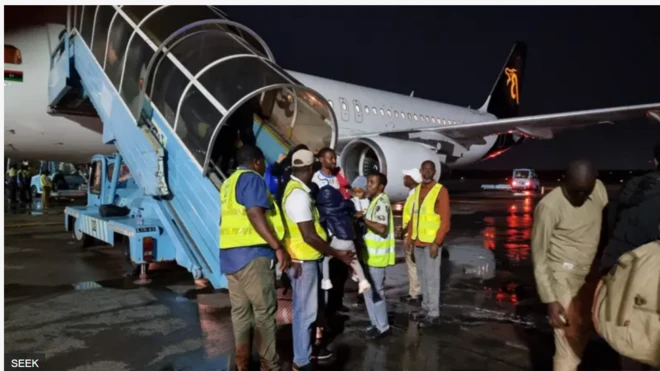 Awon ọmọ Naijiria naa lasiko ti wọn n sọkalẹ ninu ọkọ ofurufu