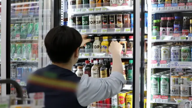 30일 서울시내 한 편의점에서 직원이 업무를 보고 있다