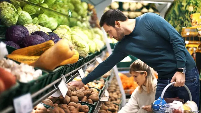 Lo que más compraron los suizos en Alemania en 2016 fueron alimentos y productos de primera necesidad.