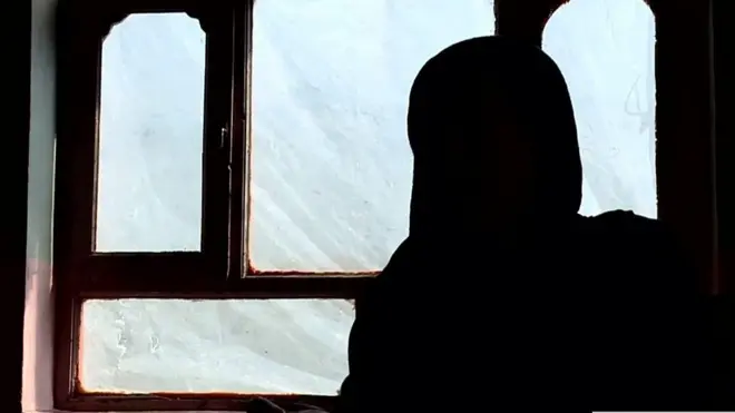 د ایچ ای وې اېډز ځينې افغان ناروغان شکایت کوي د هېواد روغتونونو کې یې د رنځونو عملیات او درملنه نه کېږي. خو ولې؟ له چارواکو سره پرې خبرې کوو.