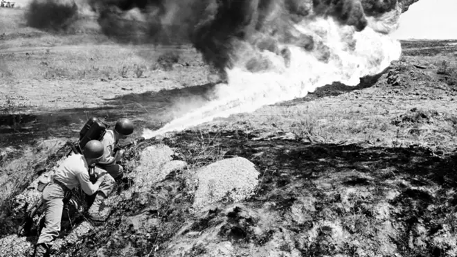 جنود أمريكيون يستخدمون قاذفة لهب ضد القوات الكورية الشمالية