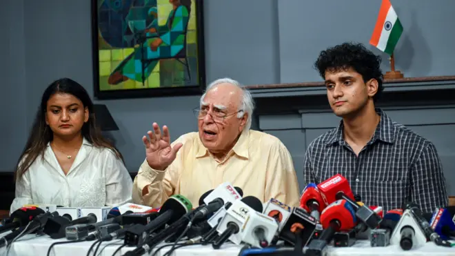 राज्यसभा के निर्दलीय सांसद और वरिष्ठ वकील कपिल सिबल ने सोमवार को नई दिल्ली में अपने आवास पर कॉकरोच जनता पार्टी के मुख्य प्रवक्ता सौरव दास के साथ एक प्रेस कॉन्फ्रेंस को संबोधित किया.