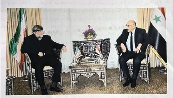 عباس أكبري، القيادي في الحرس الثوري الإيراني والمكلّف بقيادة تنفيذ الخطة الاقتصادية لإيران في سوريا، خلال اجتماع مع وزير الصناعة السوري في أحد فنادق حلب