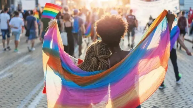 lgbt bayrağı taşıyan bir çift