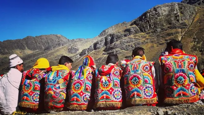 Un grupo de hombres con trajes autóctonos