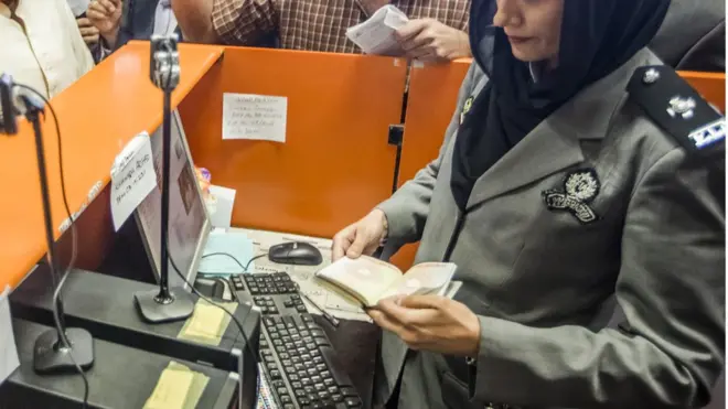 حکام نے تسلیم کیا کہ بلیک لسٹ کی کوئی قانونی حیثیت نہیں اور لوگوں کو بیرون ممالک جانے سے روکنے کا واحد قانونی راستہ ان کا نام ایگزٹ کنٹرول لسٹ میں شامل کرنا ہے