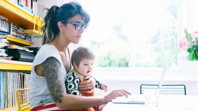 كشف الوباء عن حقيقة أن الأمهات العاملات يتحملن عبئا كبيرا للغاية، لكن هل سيؤدي ذلك إلى التغيير؟