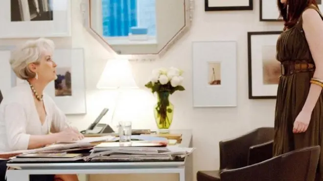 دو خانم در حال گفتگو