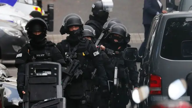 На месте происшествия работает спецназ