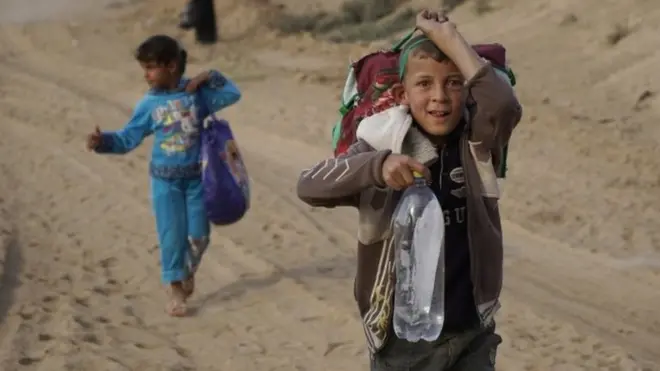 Residents flee a village south of Mosul as Iraqi forces advance to oust so-called Islamic State, 19 October 2016